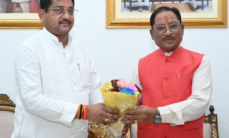 मुख्यमंत्री से उत्तरप्रदेश के राज्यमंत्री रामकेश निषाद ने सौजन्य मुलाकात की….. मुख्यमंत्री से उत्तरप्रदेश के राज्यमंत्री रामकेश निषाद ने सौजन्य मुलाकात की…..