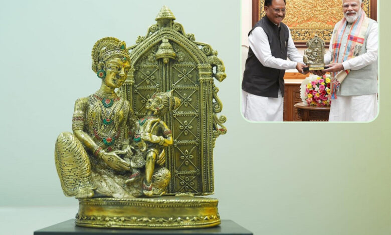 प्रभु श्रीराम के आदर्शों से प्रेरित छत्तीसगढ़ : मुख्यमंत्री साय ने प्रधानमंत्री नरेंद्र मोदी को बेल मेटल निर्मित ‘माता कौशल्या के राम’ कलाकृति की भेंट…..