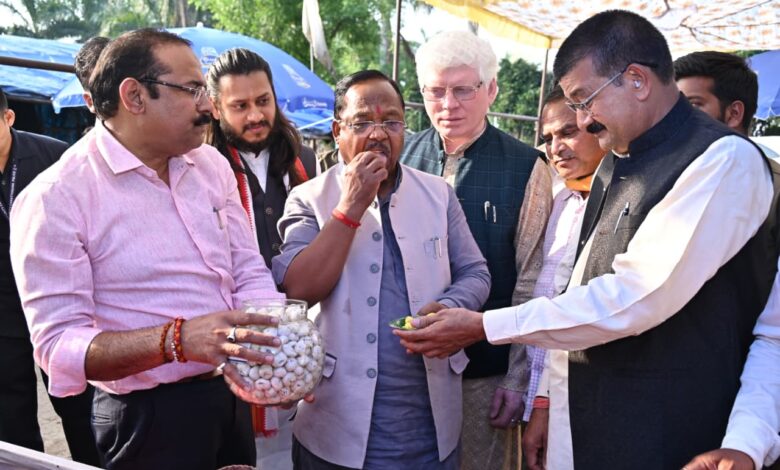 छत्तीसगढ़ बनेगा मखाना हब : कृषि मंत्री रामविचार नेताम ने लिंगाडीह में मखाना सेंटर का किया अवलोकन…..