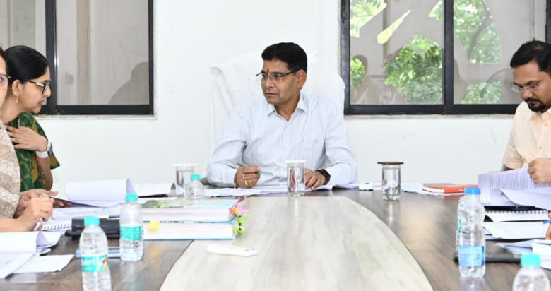 राजस्व कार्यों में ढिलाई पर सख्त: लंबित प्रकरणों के निपटारे और राजस्व वसूली में तेजी लाने मंत्री ने दिए निर्देश…. राजस्व कार्यों में ढिलाई पर सख्त: लंबित प्रकरणों के निपटारे और राजस्व वसूली में तेजी लाने मंत्री ने दिए निर्देश….