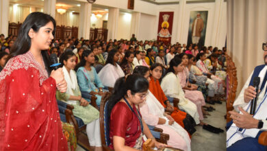 राज्यपाल रमेन डेका ने महाविद्यालय की छात्राओं से हुए रूबरू, सफलता के लिए दिया मार्गदर्शन….. राज्यपाल रमेन डेका ने महाविद्यालय की छात्राओं से हुए रूबरू, सफलता के लिए दिया मार्गदर्शन…..