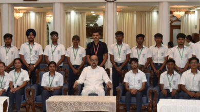 धमतरी के विद्यार्थियों ने किया लोकभवन का भ्रमण : राज्यपाल रमेन डेका से की आत्मीय मुलाकात……