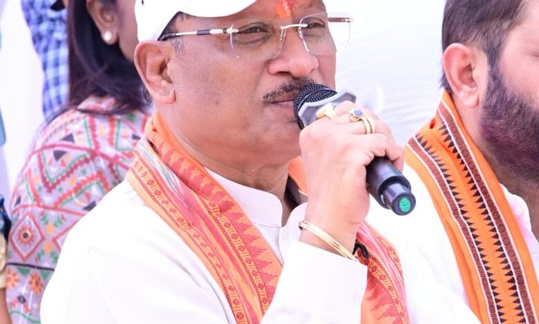 सरगुजा जिले के ग्राम सिलमा में अचानक उतरा मुख्यमंत्री विष्णु देव साय का हेलीकॉप्टर, खाट में बैठकर ग्रामीणों से किया संवाद: सुनी समस्याएं, समाधान के दिए निर्देश….