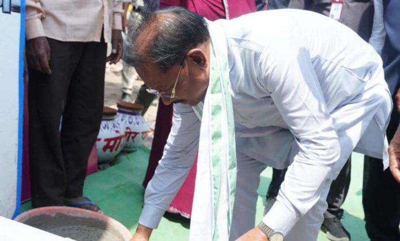 मुख्यमंत्री विष्णु देव साय ने प्रधानमंत्री आवास हितग्राही के गृह प्रवेश में की सहभागिता, मोर गांव मोर पानी अभियान के तहत सोखता पिट निर्माण में किया श्रमदान, जल संरक्षण का दिया संदेश… मुख्यमंत्री विष्णु देव साय ने प्रधानमंत्री आवास हितग्राही के गृह प्रवेश में की सहभागिता, मोर गांव मोर पानी अभियान के तहत सोखता पिट निर्माण में किया श्रमदान, जल संरक्षण का दिया संदेश…