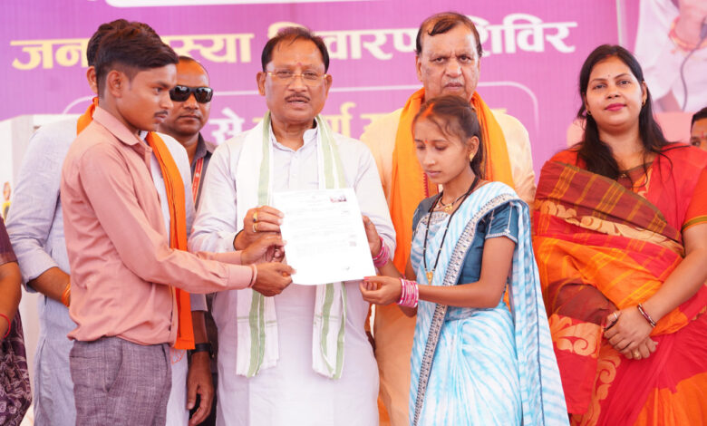 सुशासन तिहार में मुख्यमंत्री विष्णु देव साय ने करहीबाजार को दी विकास कार्यों की बड़ी सौगात, हितग्राहियों से किया सीधा संवाद, विभिन्न योजनाओं के लाभ वितरित कर सुनी समस्याएं….. सुशासन तिहार में मुख्यमंत्री विष्णु देव साय ने करहीबाजार को दी विकास कार्यों की बड़ी सौगात, हितग्राहियों से किया सीधा संवाद, विभिन्न योजनाओं के लाभ वितरित कर सुनी समस्याएं…..