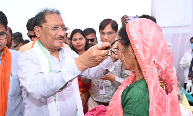 ’मुख्यमंत्री विष्णु देव साय ने हितग्राहियों को अपने हाथों से पहनाया नजर का चश्मा’, ’सुशासन तिहार शिविर में स्वास्थ्य विभाग के स्टॉल का किया निरीक्षण’…..