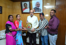 राज्यपाल रमेन डेका से प्रख्यात लोक कलाकार तीजन बाई के परिजनों ने की सौजन्य भेंट’….