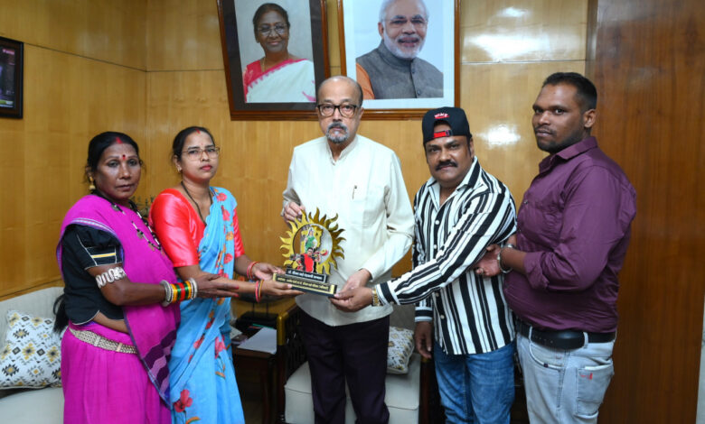 राज्यपाल रमेन डेका से प्रख्यात लोक कलाकार तीजन बाई के परिजनों ने की सौजन्य भेंट’…. राज्यपाल रमेन डेका से प्रख्यात लोक कलाकार तीजन बाई के परिजनों ने की सौजन्य भेंट’….