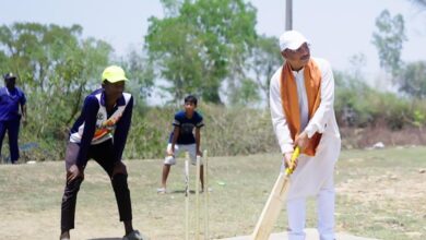 जब मुख्यमंत्री उतरे मैदान में: सुशासन तिहार में बच्चों संग खेला क्रिकेट, बढ़ाया हौसला…..