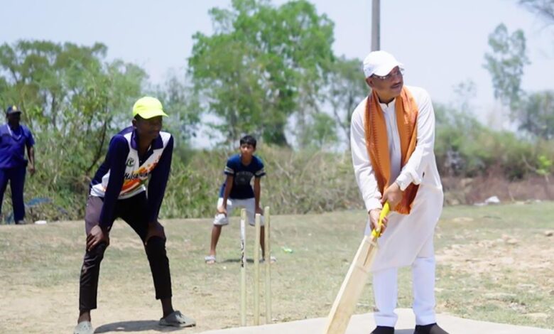 जब मुख्यमंत्री उतरे मैदान में: सुशासन तिहार में बच्चों संग खेला क्रिकेट, बढ़ाया हौसला….. जब मुख्यमंत्री उतरे मैदान में: सुशासन तिहार में बच्चों संग खेला क्रिकेट, बढ़ाया हौसला…..