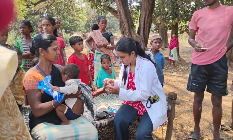 मुख्यमंत्री स्वस्थ बस्तर अभियान : 13 किलोमीटर पैदल चलकर स्वास्थ्य टीम पहुंची बड़ेपल्ली, 227 ग्रामीणों की जांच…..