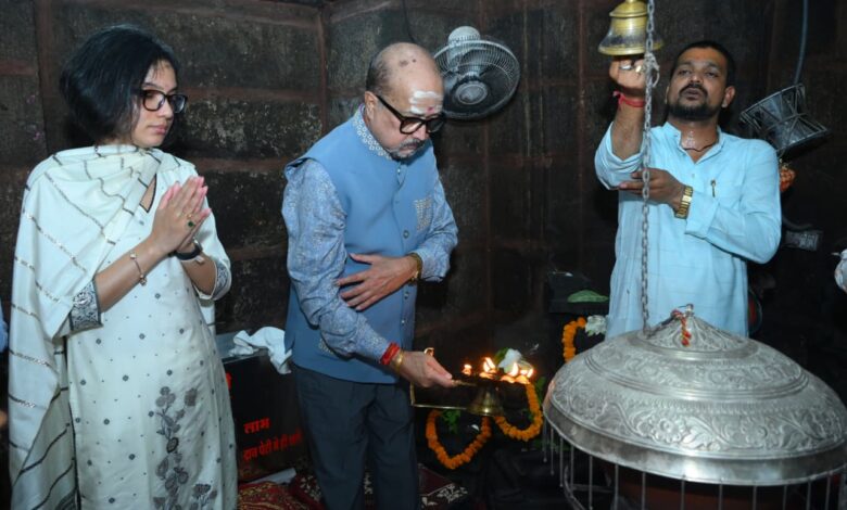 भोरमदेव पहुंचे राज्यपाल रमेन डेका, पूजा-अर्चना कर प्रदेशवासियों की सुख-समृद्धि की कामना की…. भोरमदेव पहुंचे राज्यपाल रमेन डेका, पूजा-अर्चना कर प्रदेशवासियों की सुख-समृद्धि की कामना की….