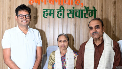 बस्तर में चिकित्सा की अलख जगाने वाले पद्मश्री डॉ. गोडबोले दंपति का वित्त मंत्री ओपी चौधरी ने किया आत्मीय अभिनंदन