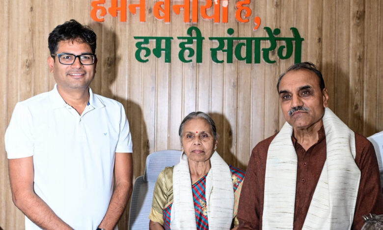 बस्तर में चिकित्सा की अलख जगाने वाले पद्मश्री डॉ. गोडबोले दंपति का वित्त मंत्री ओपी चौधरी ने किया आत्मीय अभिनंदन