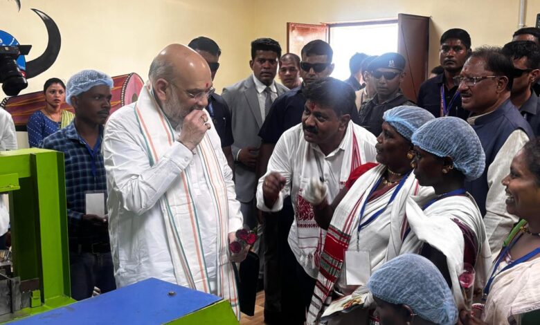 केंद्रीय गृहमंत्री अमित शाह ने चखा बस्तर की इमली का स्वाद बोले यहां की इमली का स्वाद खट्टा नहीं बल्कि मीठा…