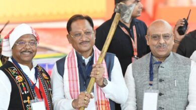 लाल किला मैदान से गूंजा जनजातीय गौरव का स्वर, राष्ट्रीय जनजाति सांस्कृतिक समागम में मुख्यमंत्री विष्णुदेव साय बोले – जनजातीय समाज दुनिया को सिखा सकता है प्रकृति संग विकास….. लाल किला मैदान से गूंजा जनजातीय गौरव का स्वर, राष्ट्रीय जनजाति सांस्कृतिक समागम में मुख्यमंत्री विष्णुदेव साय बोले – जनजातीय समाज दुनिया को सिखा सकता है प्रकृति संग विकास…..
