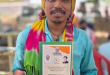 सुशासन तिहार से सुखराम के चेहरे पर लौटी मुस्कान, वंदना घुटरापारा के हितग्राही को मिला 1 रुपये किलो वाला नया राशन कार्ड, खाद्य सुरक्षा मिलने पर मुख्यमंत्री विष्णु देव साय के प्रति जताया आभार…..