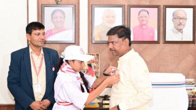 विश्व रेड क्रॉस दिवस पर बच्चों ने वन मंत्री केदार कश्यप का किया सम्मान….