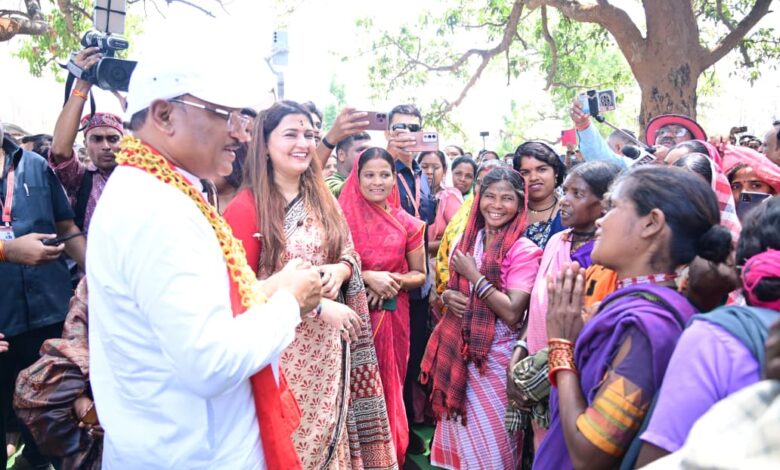 एक चौपाल ऐसा भी जहाँ खुशियों और तालियों की रही गूंज: लखपति दीदियों के हौसले की उड़ान देख गदगद हुए मुख्यमंत्री विष्णु देव साय , सबको और मेहनतकर अब करोड़पति बनने की राह पर चलने कहा…..