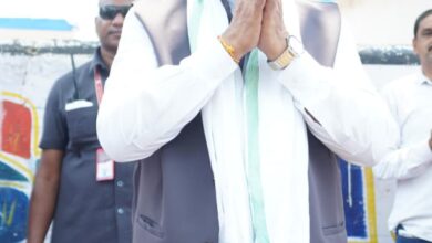 गांव की चौपाल में दिखी मुख्यमंत्री की सादगी और संवेदनशीलता, पीपल के पेड़ तले खाट पर बैठकर ग्रामीणों से किया सीधा संवाद: समस्याएं सुनीं और मौके पर दिए समाधान के निर्देश…..