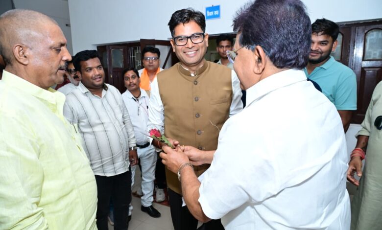 जशपुर सर्किट हाउस में वित्त मंत्री ओपी चौधरी से जनप्रतिनिधियों और क्षेत्रवासियों ने की आत्मीय मुलाकात, स्थानीय विकास, जनसुविधाओं के विस्तार और क्षेत्रीय मुद्दों पर हुई सकारात्मक चर्चा…. जशपुर सर्किट हाउस में वित्त मंत्री ओपी चौधरी से जनप्रतिनिधियों और क्षेत्रवासियों ने की आत्मीय मुलाकात, स्थानीय विकास, जनसुविधाओं के विस्तार और क्षेत्रीय मुद्दों पर हुई सकारात्मक चर्चा….