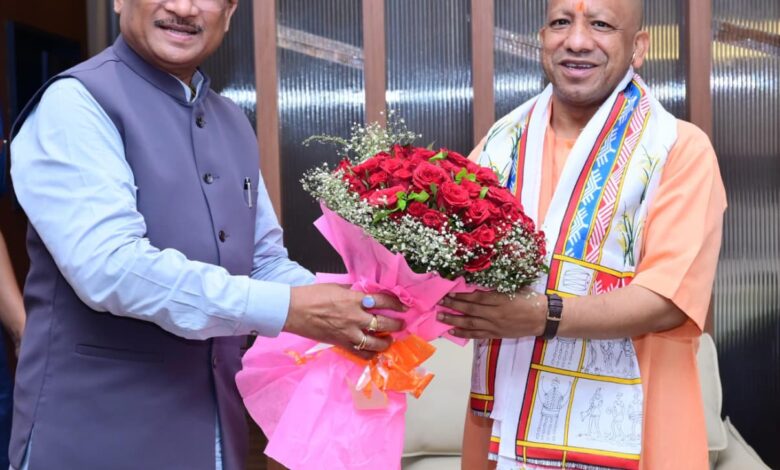 मुख्यमंत्री ने उत्तर प्रदेश के मुख्यमंत्री योगी आदित्यनाथ का किया आत्मीय स्वागत…..