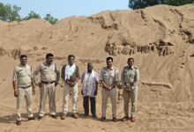 गोबरानवापारा में रेत के अवैध उत्खनन-भण्डारण पर खनिज विभाग की बड़ी कार्रवाई, 2 पोकलेन जब्त-सील गोबरानवापारा में रेत के अवैध उत्खनन-भण्डारण पर खनिज विभाग की बड़ी कार्रवाई, 2 पोकलेन जब्त-सील
