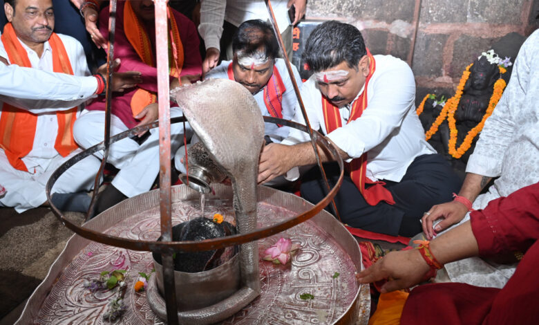 उप मुख्यमंत्री विजय शर्मा, वन मंत्री केदार कश्यप एवं सांसद संतोष पाण्डेय ने भोरमदेव मंदिर में की पूजा-अर्चना, भोरमदेव कॉरिडोर निर्माण कार्यों का किया अवलोकन, दिए आवश्यक दिशा-निर्देश….