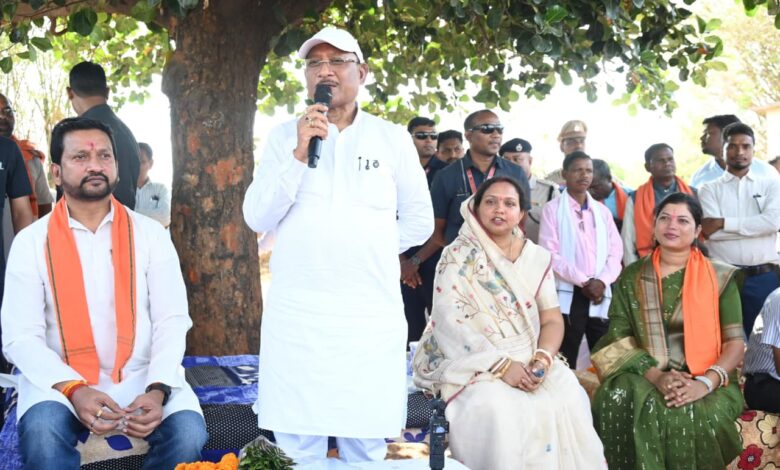 कटहल–गुलमोहर की छांव में सजी चौपाल, मुख्यमंत्री ने सरोधी में सुनी जनता की आवाज, खाट में बैठकर मुख्यमंत्री ने ग्रामीणों से किया सीधा संवाद, सुनी समस्याएं, समाधान के दिए निर्देश…. कटहल–गुलमोहर की छांव में सजी चौपाल, मुख्यमंत्री ने सरोधी में सुनी जनता की आवाज, खाट में बैठकर मुख्यमंत्री ने ग्रामीणों से किया सीधा संवाद, सुनी समस्याएं, समाधान के दिए निर्देश….