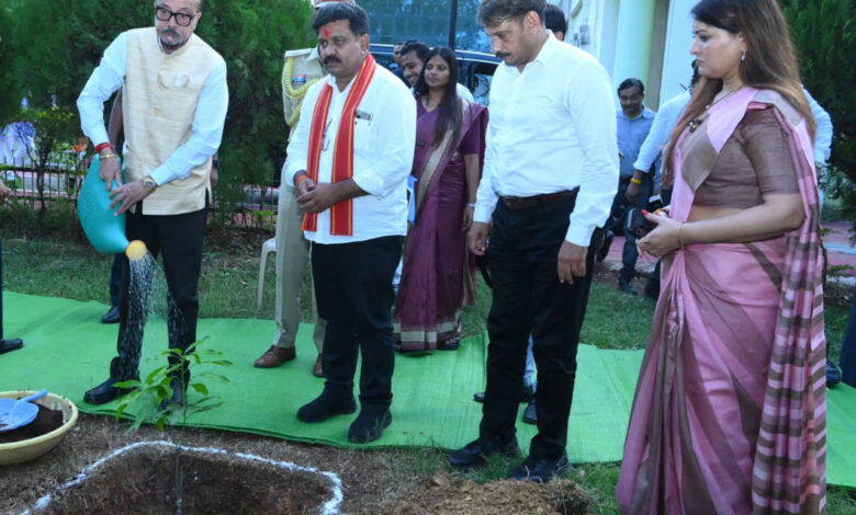 राज्यपाल रमेन डेका ने किया पौधरोपण, कवर्धा कलेक्ट्रेट परिसर में रोपा आम का पौधा, पर्यावरण संरक्षण का दिया संदेश…. राज्यपाल रमेन डेका ने किया पौधरोपण, कवर्धा कलेक्ट्रेट परिसर में रोपा आम का पौधा, पर्यावरण संरक्षण का दिया संदेश….