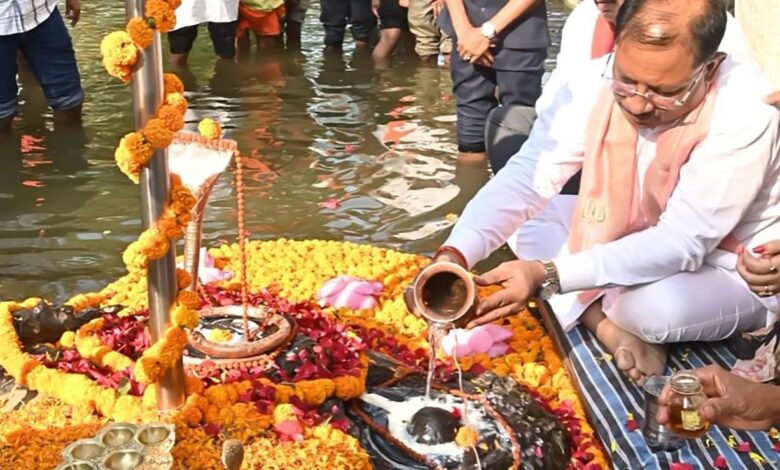 जलेश्वर महादेव धाम में मुख्यमंत्री विष्णुदेव साय ने किया जलाभिषेक: प्रदेश की सुख-समृद्धि की कामना की… जलेश्वर महादेव धाम में मुख्यमंत्री विष्णुदेव साय ने किया जलाभिषेक: प्रदेश की सुख-समृद्धि की कामना की…