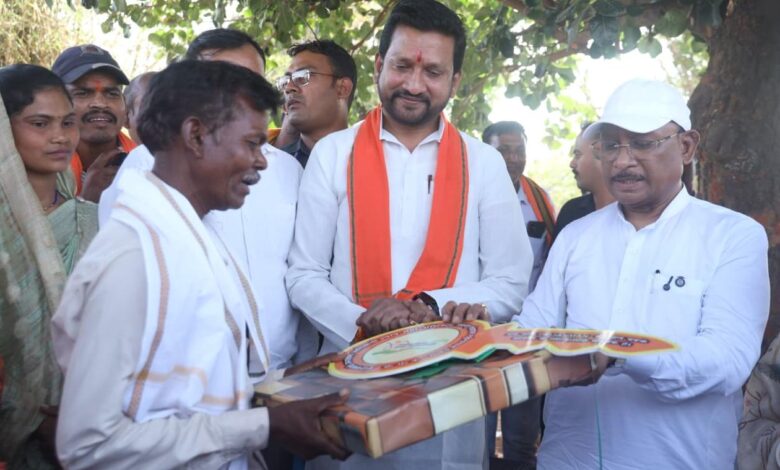 सुशासन तिहार: मुख्यमंत्री विष्णु देव साय ने पीएम जनमन के हितग्राही को सौंपी खुशियों की चाबी….. सुशासन तिहार: मुख्यमंत्री विष्णु देव साय ने पीएम जनमन के हितग्राही को सौंपी खुशियों की चाबी…..