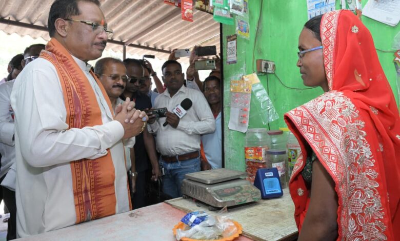सुशासन तिहार: मुख्यमंत्री साय पहुंचे ‘लखपति दीदी’ सुमिला की किराना दुकान : लौंग-इलायची से हुआ आत्मीय स्वागत…. सुशासन तिहार: मुख्यमंत्री साय पहुंचे ‘लखपति दीदी’ सुमिला की किराना दुकान : लौंग-इलायची से हुआ आत्मीय स्वागत….