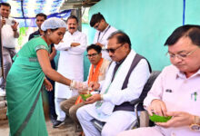 लखपति दीदी मंजू की संघर्षगाथा बनी आत्मनिर्भरता की प्रेरक मिसाल, मुख्यमंत्री विष्णुदेव साय ने लेमरू में मंजू बहन के स्टॉल पर चखा गुपचुप, आत्मीय संवाद में जानी सफलता की कहानी…..