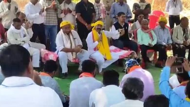 उप मुख्यमंत्री अरुण साव ने आम पेड़ के नीचे लगाई चौपाल, ग्रामीणों से योजनाओं का लिया फीडबैक, देवगुड़ी निर्माण के लिए 5 लाख देने की घोषणा…. उप मुख्यमंत्री अरुण साव ने आम पेड़ के नीचे लगाई चौपाल, ग्रामीणों से योजनाओं का लिया फीडबैक, देवगुड़ी निर्माण के लिए 5 लाख देने की घोषणा….