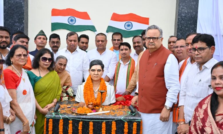 भाटापारा में गौरव का दिन : विधानसभा अध्यक्ष डॉ. रमन सिंह ने किया छत्तीसगढ़ महतारी और शहीद खोण्डे की प्रतिमा का अनावरण…. भाटापारा में गौरव का दिन : विधानसभा अध्यक्ष डॉ. रमन सिंह ने किया छत्तीसगढ़ महतारी और शहीद खोण्डे की प्रतिमा का अनावरण….