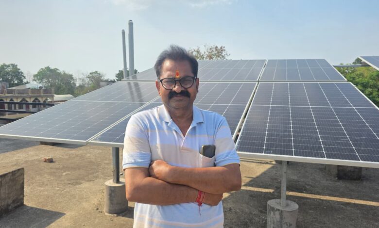 पीएम सूर्य घर-मुफ्त बिजली योजना से ग्राम कंठी के उमाकांत चौधरी बने ऊर्जादाता, सोलर पैनल से बिजली बिल हुआ शून्य, अतिरिक्त बिजली बेचकर कमा रहे लाभ…. पीएम सूर्य घर-मुफ्त बिजली योजना से ग्राम कंठी के उमाकांत चौधरी बने ऊर्जादाता, सोलर पैनल से बिजली बिल हुआ शून्य, अतिरिक्त बिजली बेचकर कमा रहे लाभ….