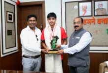 उप मुख्यमंत्री अरुण साव से अंडर-18 एशिया कप विजेता हॉकी खिलाड़ी अवि मानिकपुरी ने की सौजन्य मुलाकात….. उप मुख्यमंत्री अरुण साव से अंडर-18 एशिया कप विजेता हॉकी खिलाड़ी अवि मानिकपुरी ने की सौजन्य मुलाकात…..