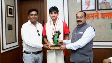 उप मुख्यमंत्री अरुण साव से अंडर-18 एशिया कप विजेता हॉकी खिलाड़ी अवि मानिकपुरी ने की सौजन्य मुलाकात…..