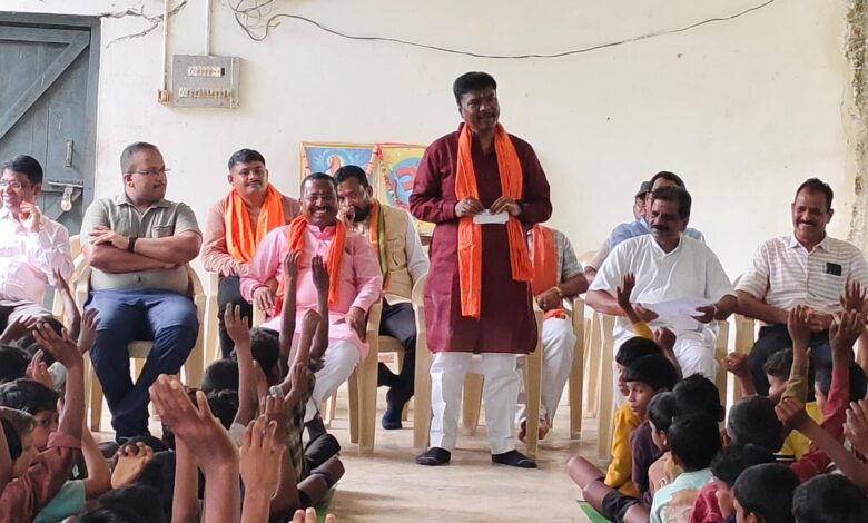 हीरानार छात्रावास पहुंचे मंत्री केदार कश्यप, विद्यार्थियों का बढ़ाया हौसला, अपनी संस्कृति से जुड़े रहने और बड़े लक्ष्य तय करने की दी सीख…..