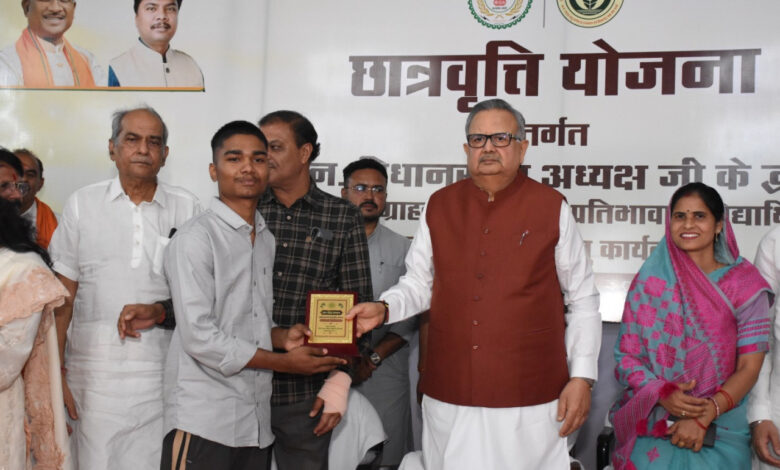 वनांचल के सपनों को मिल रहे पंख : छात्रवृत्ति योजना से बढ़ रहा बच्चों का आत्मविश्वास…. वनांचल के सपनों को मिल रहे पंख : छात्रवृत्ति योजना से बढ़ रहा बच्चों का आत्मविश्वास….