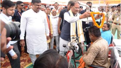 जब मुख्यमंत्री साय ने थामा हाथ, तो दिव्यांग हितग्राही की जिंदगी में लौटी उम्मीद की रौशनी, सुशासन तिहार के समाधान शिविर में मिली बैटरी चलित ट्रायसायकल, संघर्ष भरी जिंदगी को मिला नया सहारा…..