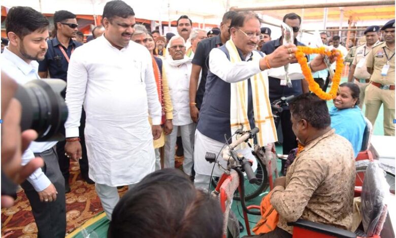 जब मुख्यमंत्री साय ने थामा हाथ, तो दिव्यांग हितग्राही की जिंदगी में लौटी उम्मीद की रौशनी, सुशासन तिहार के समाधान शिविर में मिली बैटरी चलित ट्रायसायकल, संघर्ष भरी जिंदगी को मिला नया सहारा…..