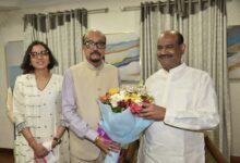 राज्यपाल रमेन डेका ने किया लोकसभा अध्यक्ष बिड़ला का आत्मीय स्वागत….