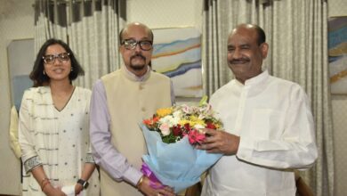 राज्यपाल रमेन डेका ने किया लोकसभा अध्यक्ष बिड़ला का आत्मीय स्वागत….