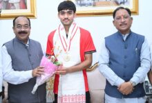 अंडर-18 एशिया कप विजेता हॉकी खिलाड़ी अवि मानिकपुरी ने मुख्यमंत्री विष्णुदेव साय से की सौजन्य भेंट…..