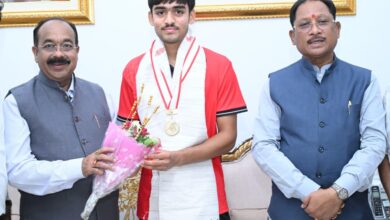 अंडर-18 एशिया कप विजेता हॉकी खिलाड़ी अवि मानिकपुरी ने मुख्यमंत्री विष्णुदेव साय से की सौजन्य भेंट….. अंडर-18 एशिया कप विजेता हॉकी खिलाड़ी अवि मानिकपुरी ने मुख्यमंत्री विष्णुदेव साय से की सौजन्य भेंट…..