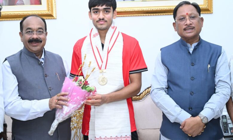 अंडर-18 एशिया कप विजेता हॉकी खिलाड़ी अवि मानिकपुरी ने मुख्यमंत्री विष्णुदेव साय से की सौजन्य भेंट…..