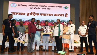 पारंपरिक उपचार पद्धति के संरक्षण में छत्तीसगढ़ बना मिसाल, 11 वैद्य सम्मेलनों से 1600 से अधिक वैद्यों को मिला प्रशिक्षण, हीलर हर्बल गार्डन और आधुनिक उपकरणों से बढ़ी क्षमता…. पारंपरिक उपचार पद्धति के संरक्षण में छत्तीसगढ़ बना मिसाल, 11 वैद्य सम्मेलनों से 1600 से अधिक वैद्यों को मिला प्रशिक्षण, हीलर हर्बल गार्डन और आधुनिक उपकरणों से बढ़ी क्षमता….