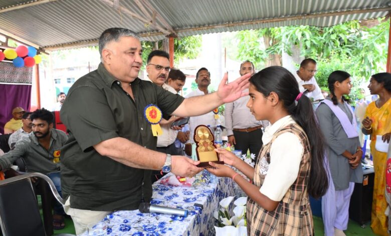 कस्तूरबा गांधी विद्यालय झिरमिटी में ‘शाला प्रवेश उत्सव’ संपन्न, पर्यटन मंत्री राजेश अग्रवाल ने किया छात्राओं का स्वागत…. कस्तूरबा गांधी विद्यालय झिरमिटी में ‘शाला प्रवेश उत्सव’ संपन्न, पर्यटन मंत्री राजेश अग्रवाल ने किया छात्राओं का स्वागत….